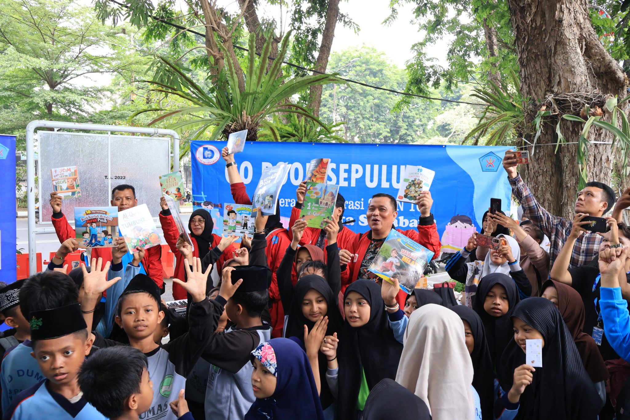 GAUNGKAN LITERASI LEWAT KEGIATAN GO-BOOK SMAN 10 SURABAYA