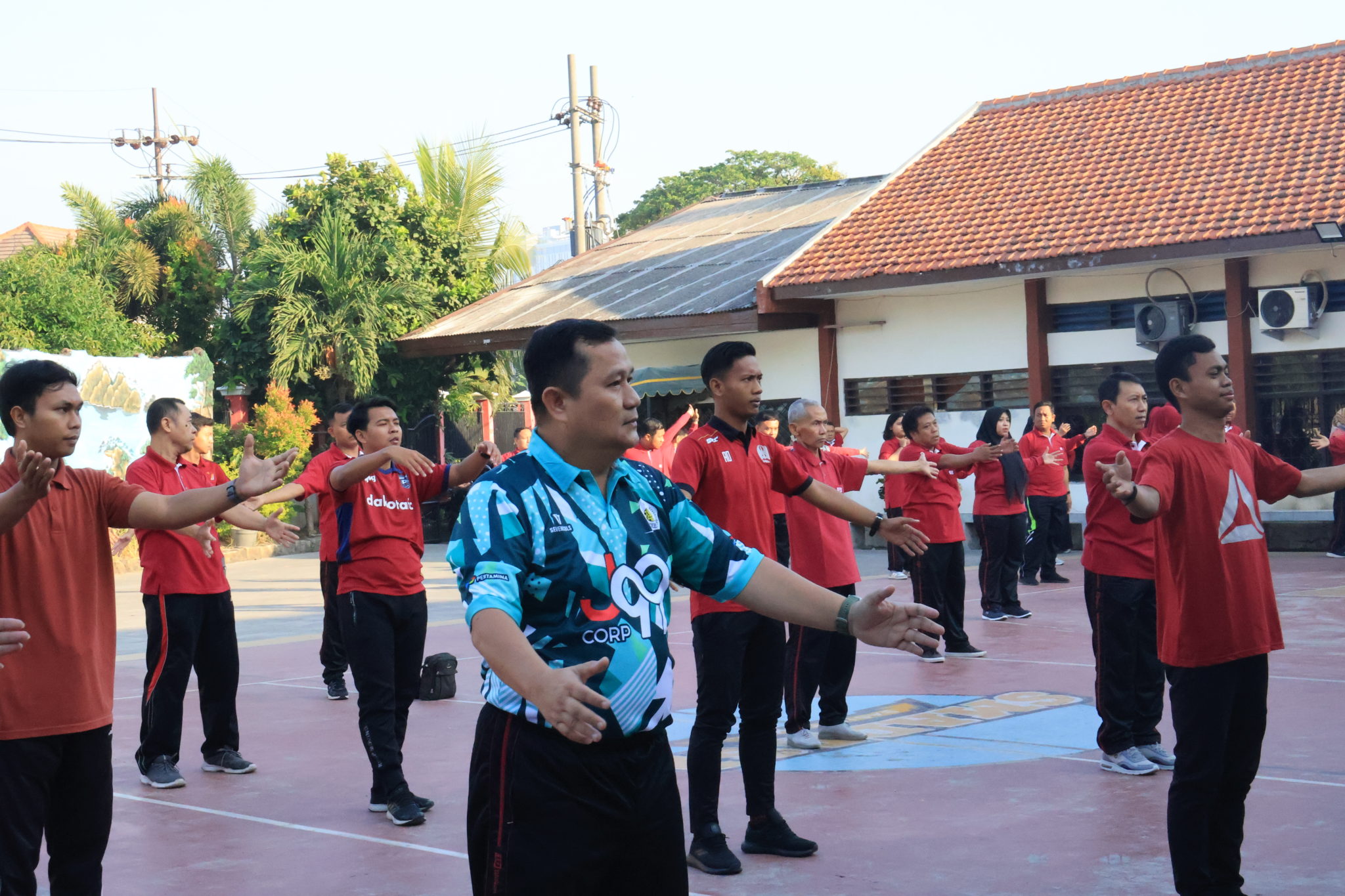 Semangat Kebersamaan di SMAN 10 Surabaya: Senam Bersama dan Kerja Bakti Bersihkan Lingkungan