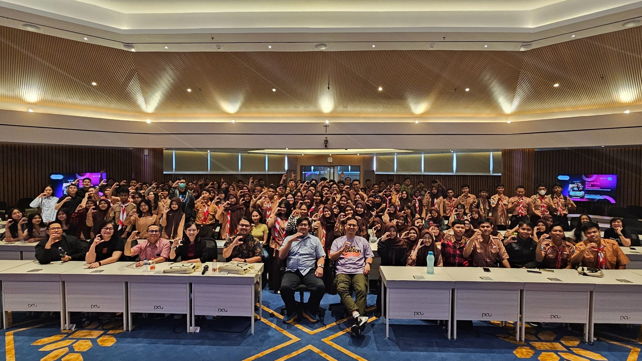 Siswa SMAN 10 Surabaya Hadiri Talkshow di Universitas Petra Tentang Film Dokumenter Nano Riantiarno dan Teater Koma