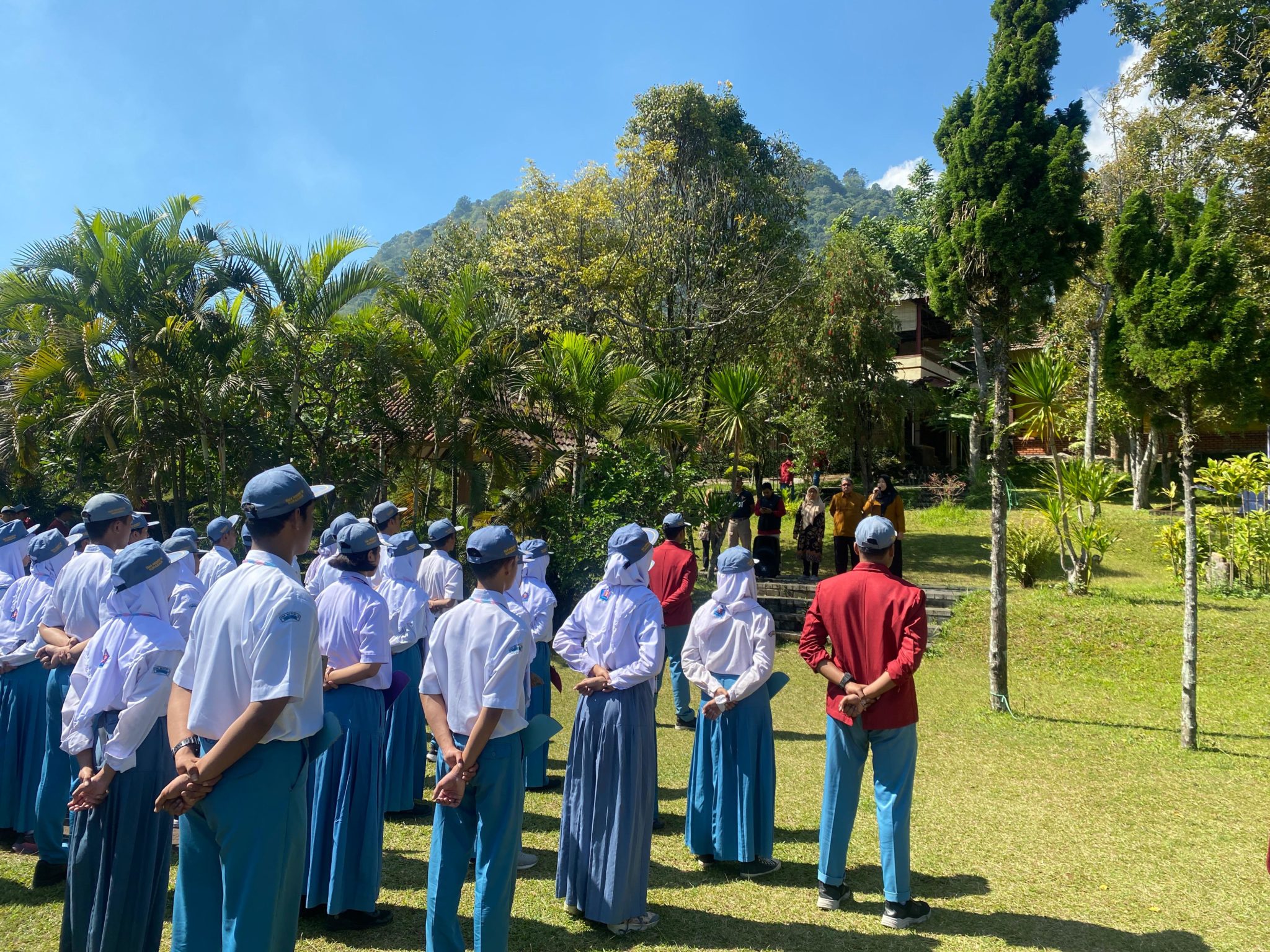 Latihan Dasar Kepemimpinan OSIS-MPK SMAN 10 Surabaya di Hotel Puri Gendis: Membangun Karakter Pemimpin Masa Depan