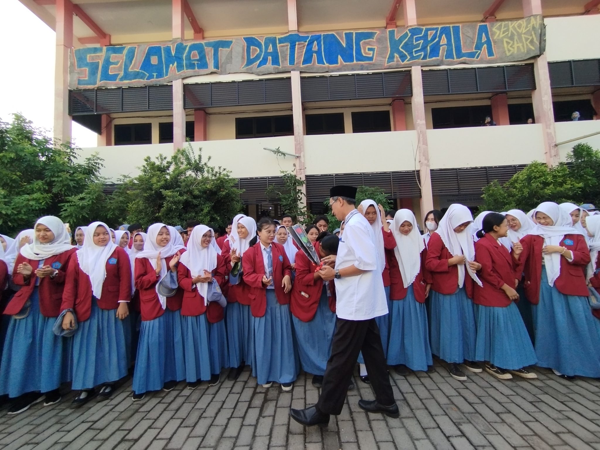 Euforia Siswa dalam Penyambutan Kepala Sekolah Baru di SMAN 10 Surabaya