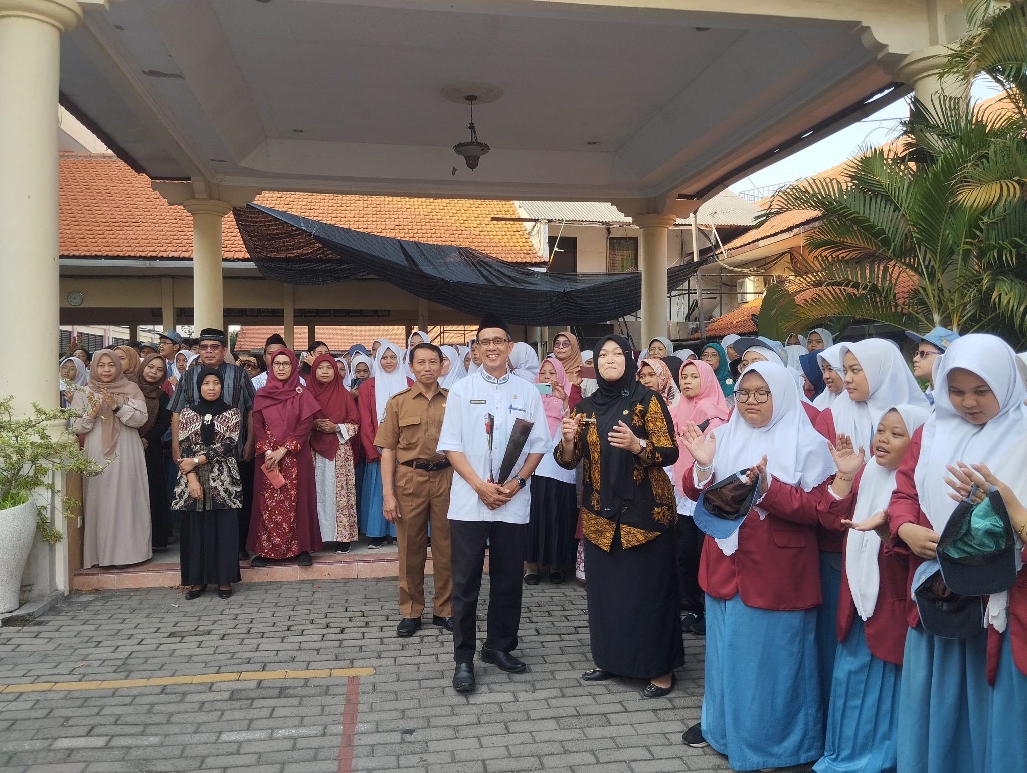 Penyambutan Kedatangan Kepala Sekolah Baru SMA Negeri 10 Surabaya