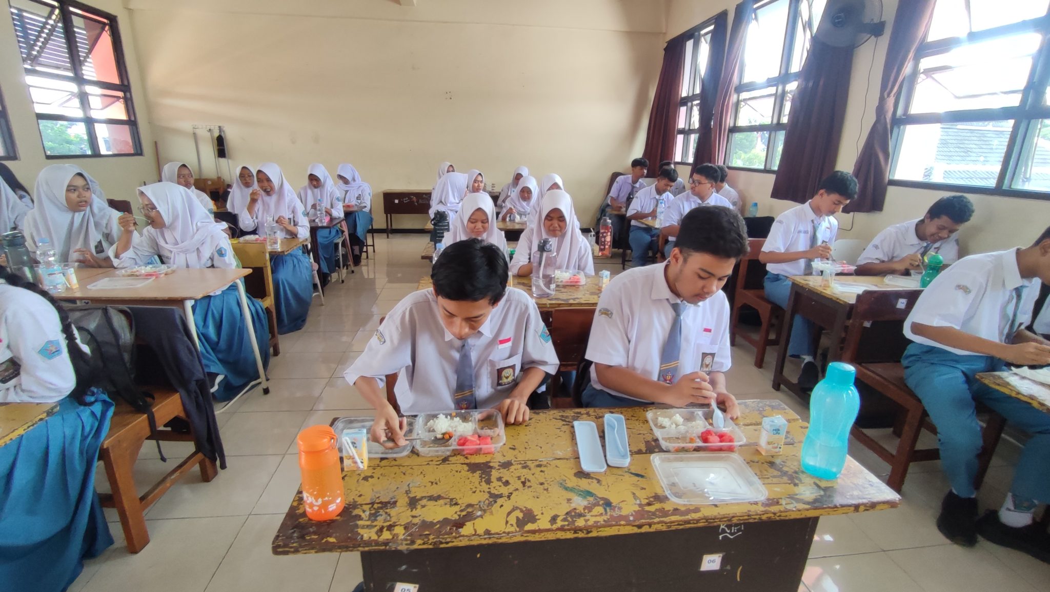 Antusiasme Peserta Didik SMA Negeri 10 Surabaya Menyambut Program Makan Bergizi Gratis (MBG)