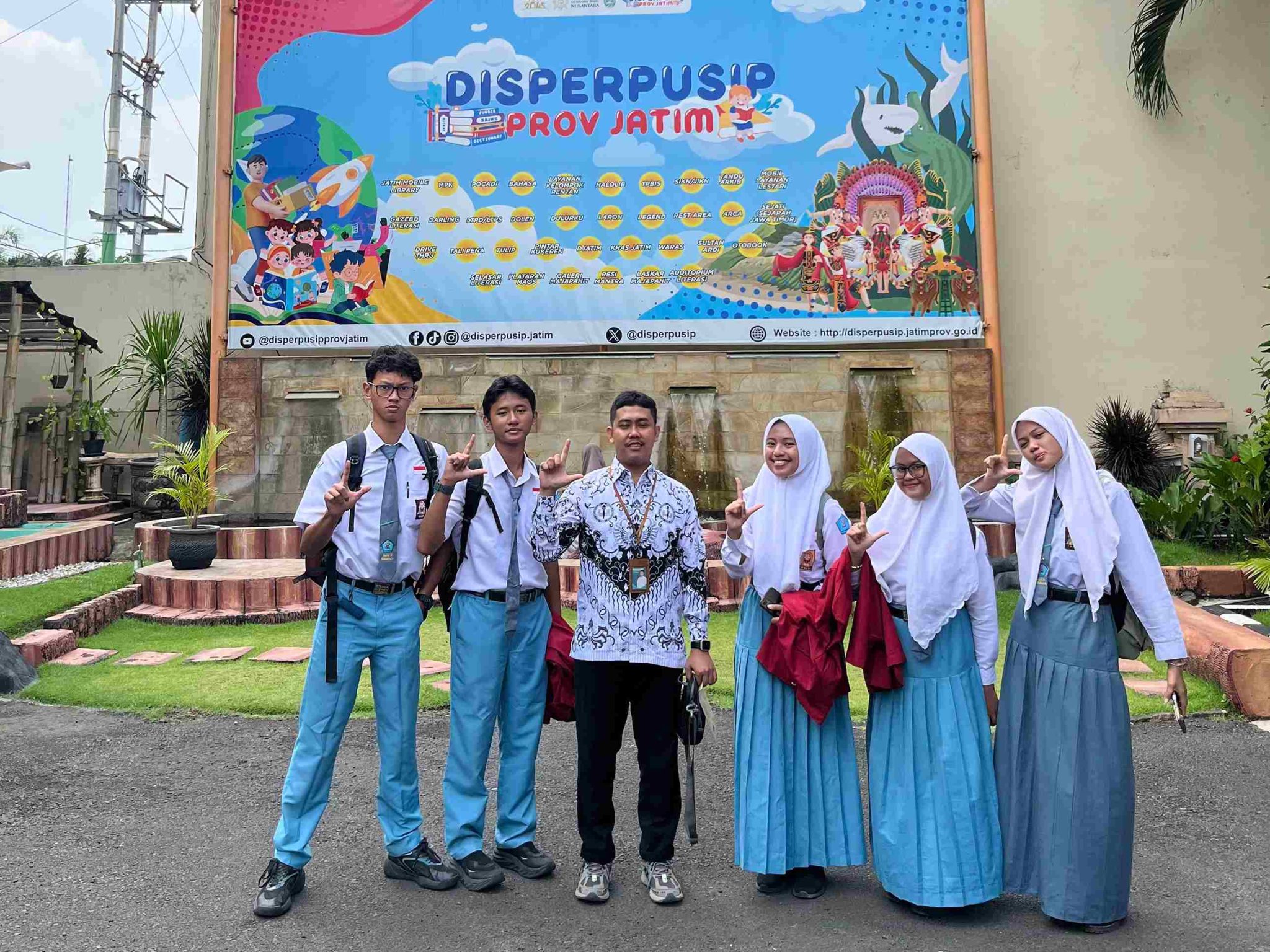 Dorong Literasi Pelajar, Dinas Perpustakaan Jatim Undang SMAN 10 Surabaya dalam Kegiatan Bimbingan Literasi